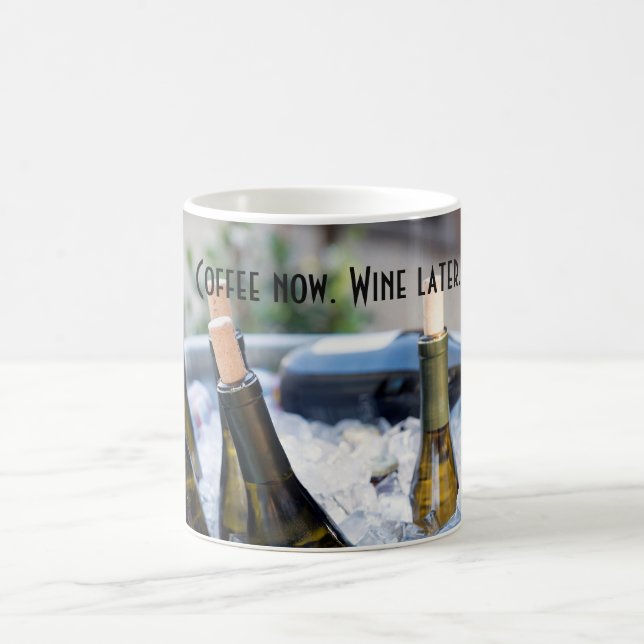 Café ahora. Vino más adelante. Taza divertida para (Centro)