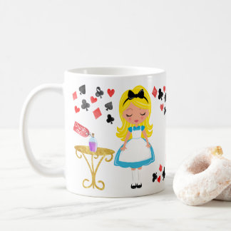 Café Alicia en taza del país de las maravillas
