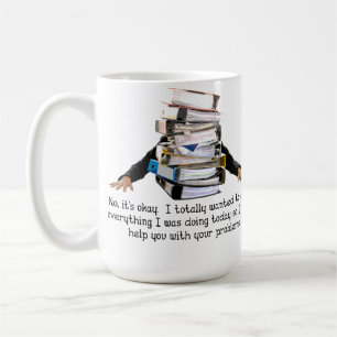 Café Ayuda con su taza divertida de los problemas