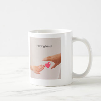 Café Ayudando con la taza de mano
