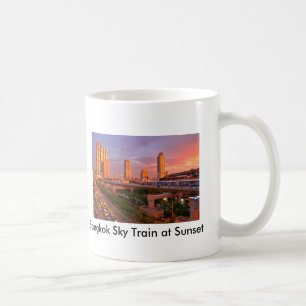 Café Bangkok Skytrain en la taza de la puesta del sol