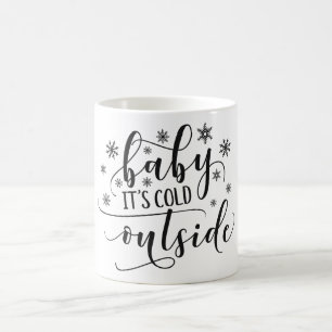 Café Bebé es taza exterior fría del día de fiesta el
