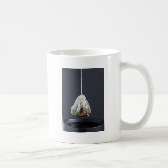 Café Bolsa de té colgada en una taza (Derecha)