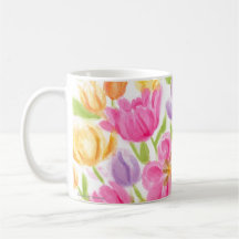 Brillante y hermosa taza de tulipanes