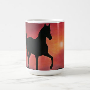 Café Caballo Prancing de la taza en puesta del sol