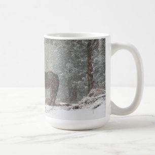 Café caballos en la taza de la nieve
