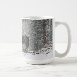 Café caballos en la taza de la nieve