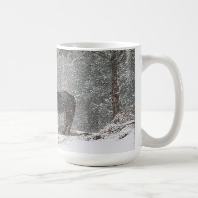 Café caballos en la taza de la nieve (Derecha)
