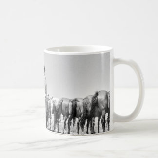 Café Caballos en la taza de las cuerdas