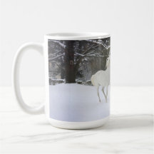 Caballos que juegan en la taza de la nieve