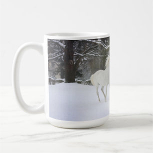 Café Caballos que juegan en la taza de la nieve