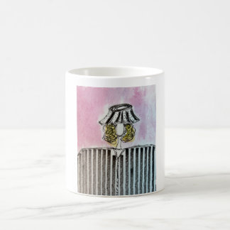 Café chica con taza de pantalla de lámpara
