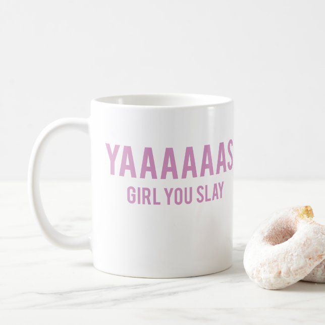 Café Chica de Yas usted mata la taza rosada de la (Con donut)