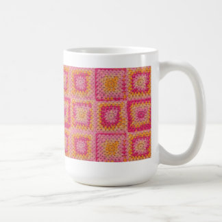 Café Círculo en una taza cuadrada del cuadrado de la