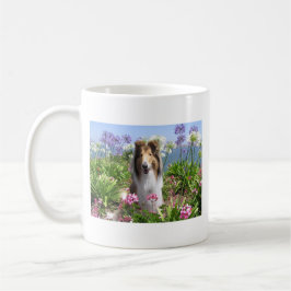 Café Collie áspero en taza de las flores