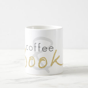 Café con cáscara de oro y libros tazas de café