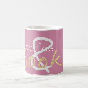 Café con cáscara de oro y libros tazas de café