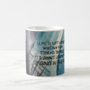 Café Danza en la taza de la lluvia