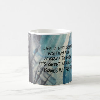 Café Danza en la taza de la lluvia