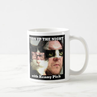 Café Dé vuelta encima de la noche con la taza del