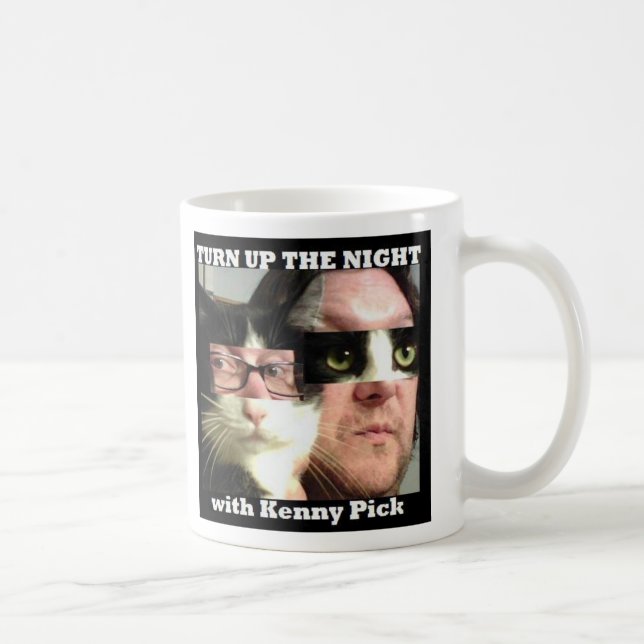 Café Dé vuelta encima de la noche con la taza del (Derecha)