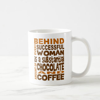 Café Detrás de cada taza acertada de la mujer
