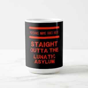 Café Directamente fuera del asilo lunático gran taza de