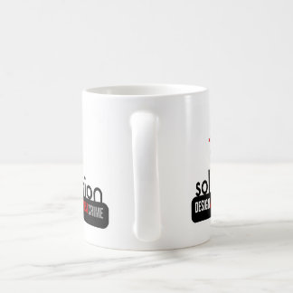 Café Diseño contra la taza del centro de la solución