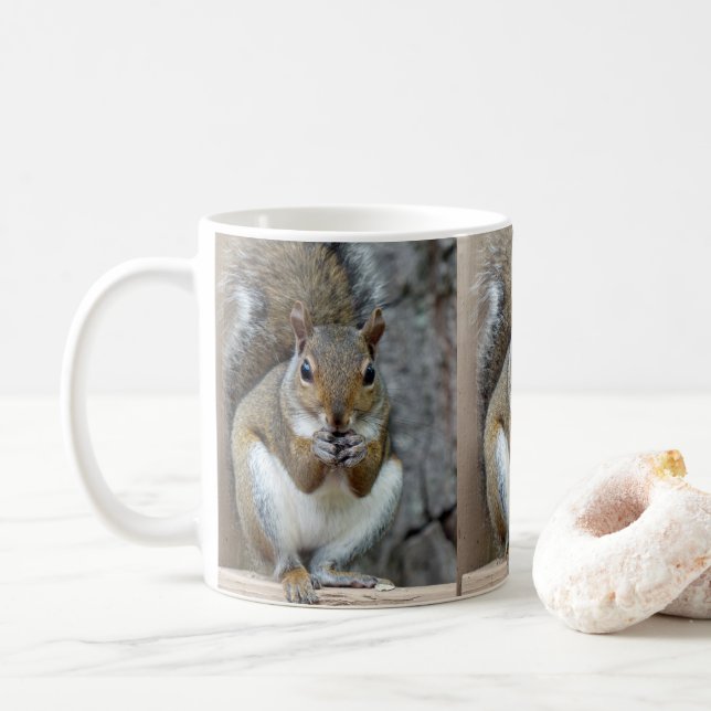 Café Disfrutando de una taza de té (Con donut)