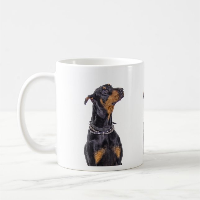 Café Doberman con la taza disimulada de la mirada (Izquierda)
