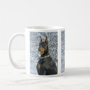 Café Doberman en taza escarchada de la nieve