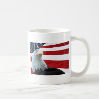 Café Eagle calvo contra la taza de la bandera americana