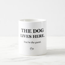El Perro Vive Aquí Eres el Invitado Taza de Perro