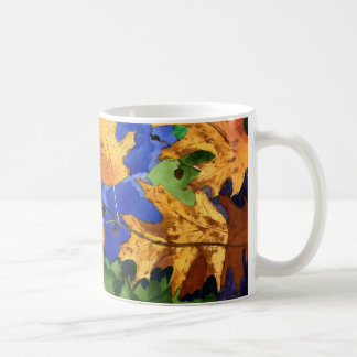 Café El roble del otoño sale de la taza