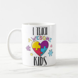 Café Enseño los niños impresionantes a la taza de caf