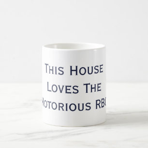Café Esta casa ama la taza notoria de RBG