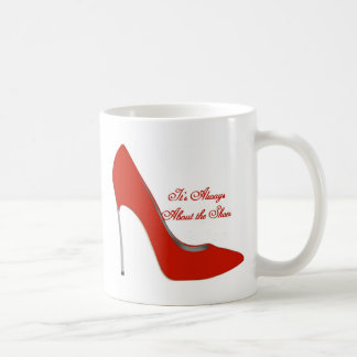 Café Está siempre sobre la taza de los zapatos