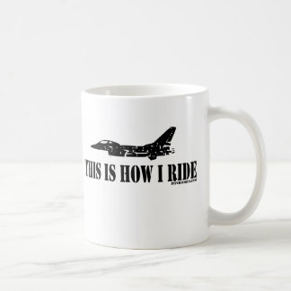 Café Éste es cómo monto la taza del avión de combate