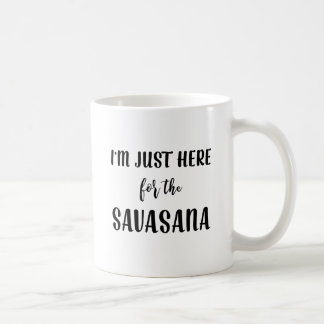 Café Estoy apenas aquí para la taza de la yoga de