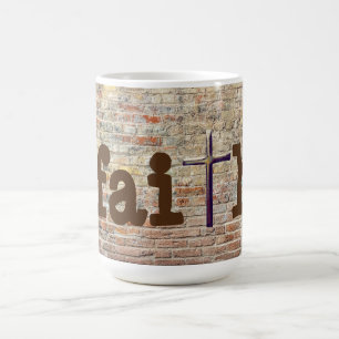 Café Fe con cruz en una taza de arte en pared de ladril