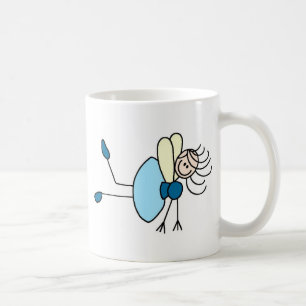 Café Figura de hada con palos en taza azul