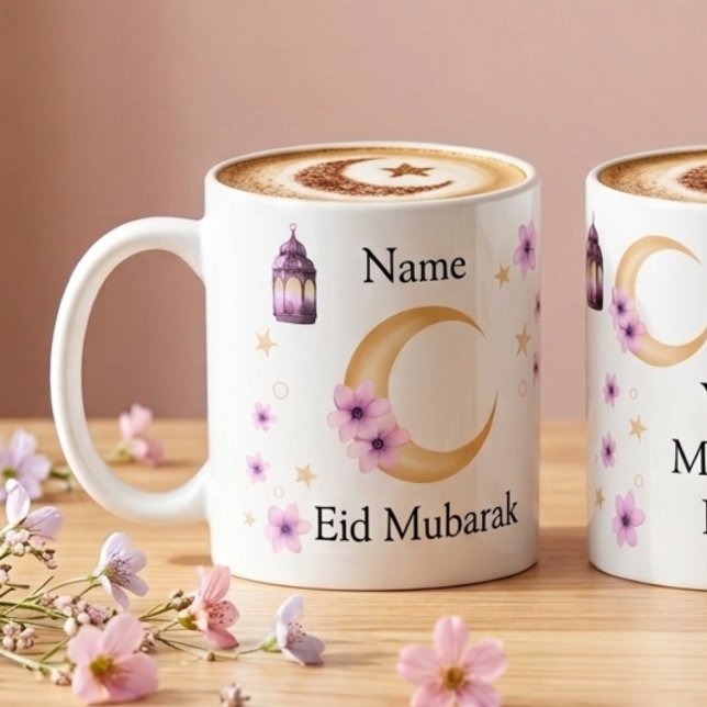 Café Flores Personalizadas Eid Mubarak Taza de Cerámica (White ceramic mug with a golden crescent moon and purple flowers, showing the customizable name area)