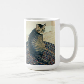 Café Gato de tabby clásico en la taza clásica