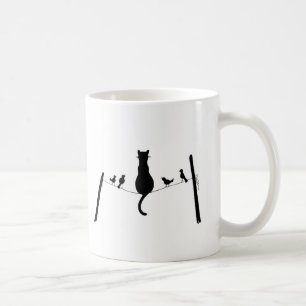Café gato entre la taza de las palomas