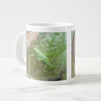 Café Gigante Cricket verde en una taza de fojas