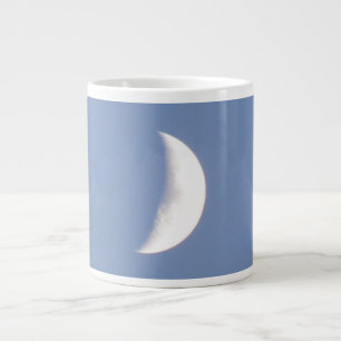 Café Gigante Hermosa luna de luna húmeda en taza de verano
