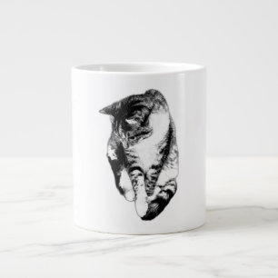 Café Gigante Mirando hacia abajo la taza monocroma del gato de 