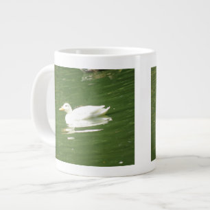 Café Gigante Pato en la taza de agua