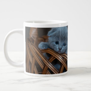 CAFÉ GIGANTE TAZA JUMBO DE GATO AZUL EN LA CANASTA.