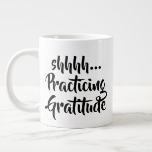 Café Gigante Taza practicante de la gratitud del jumbo shhh…